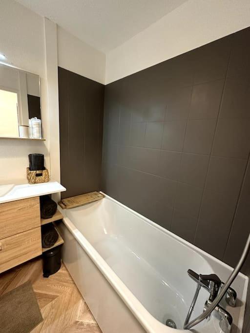 Appartement Cosy Avec Balcon Et Piscine 브장송 외부 사진