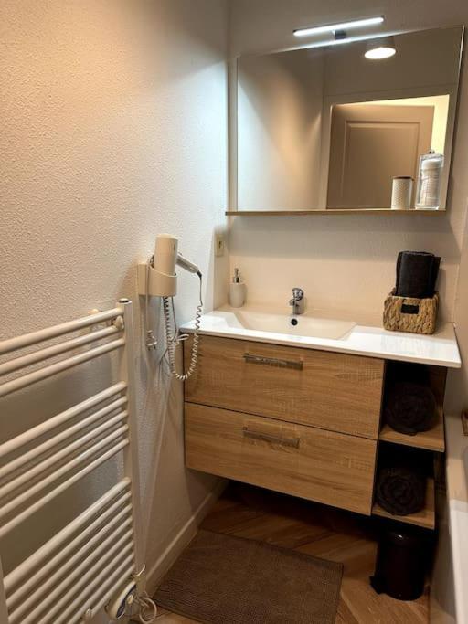 Appartement Cosy Avec Balcon Et Piscine 브장송 외부 사진